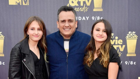 Joe junto a sus hijas, con Ava a la derecha