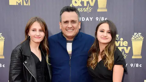 Joe junto a sus hijas, con Ava a la derecha Joe junto a sus hijas, con Ava a la derecha