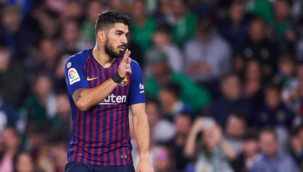 Luis Suárez celebra su gol al Betis en el Villamarín