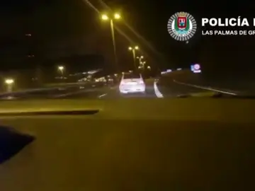 Se da a la fuga en un control policial y comienza una persecución Se da a la fuga en un control policial y comienza una persecución