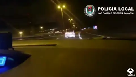 Se da a la fuga en un control policial y comienza una persecución Se da a la fuga en un control policial y comienza una persecución