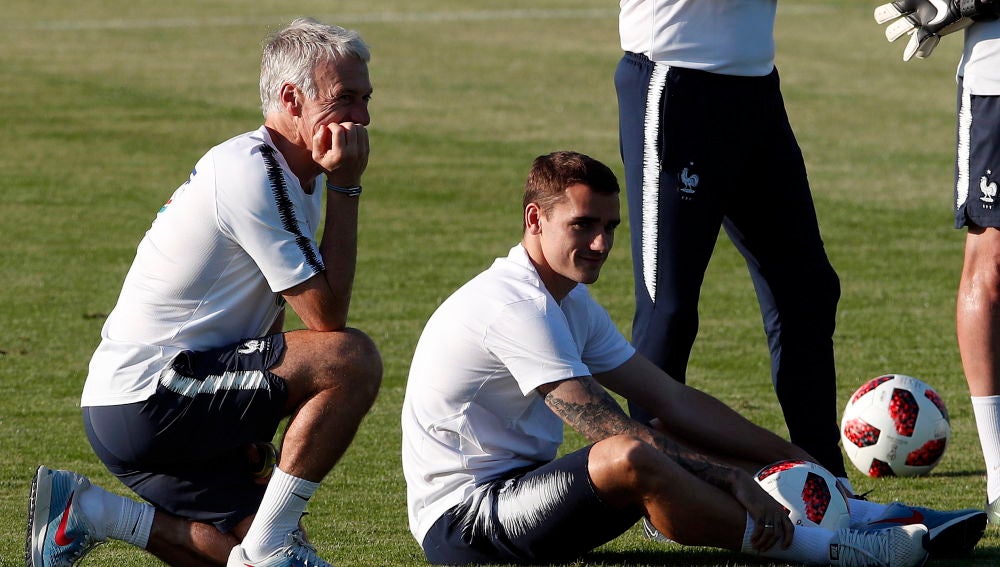 Griezmann y Deschamps en un entrenamiento de la selección francesa