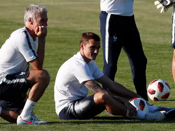 Griezmann y Deschamps en un entrenamiento de la selección francesa Griezmann y Deschamps en un entrenamiento de la selección francesa