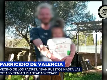 Gabriel posa en una imagen con uno de sus hijos Gabriel posa en una imagen con uno de sus hijos