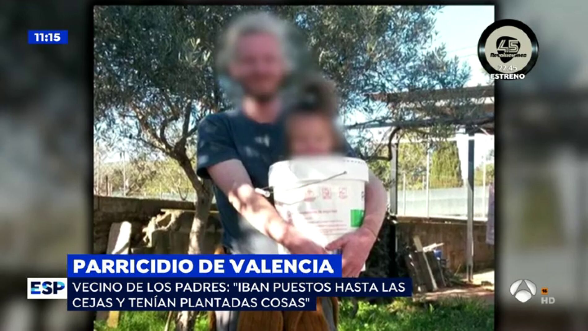 Gabriel posa en una imagen con uno de sus hijos