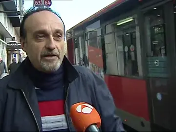 Un conductor de autobús impide que un carterista robe a una anciana Un conductor de autobús impide que un carterista robe a una anciana