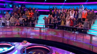 Arturo Valls hace una ola en '¡Ahora Caigo!'