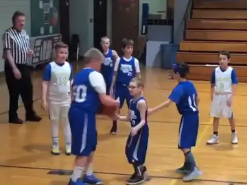 Emotiva escena en un partido de baloncesto Emotiva escena en un partido de baloncesto