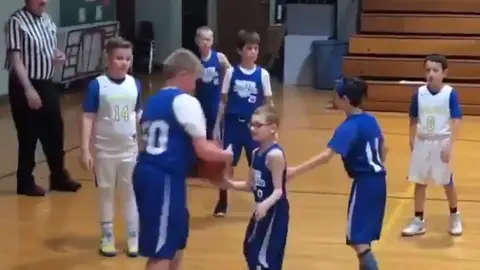 Emotiva escena en un partido de baloncesto Emotiva escena en un partido de baloncesto
