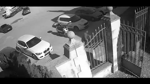 Abandona a su perra atándola a una verja en Palma y huye en su coche a toda prisa Abandona a su perra atándola a una verja en Palma y huye en su coche a toda prisa