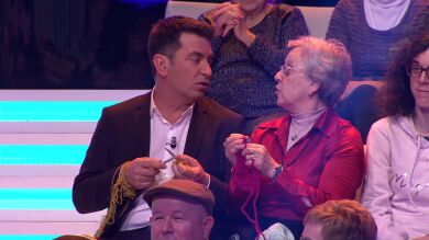 Arturo Valls descubre en '¡Ahora caigo!' su pasión por el punto y el ganchillo 