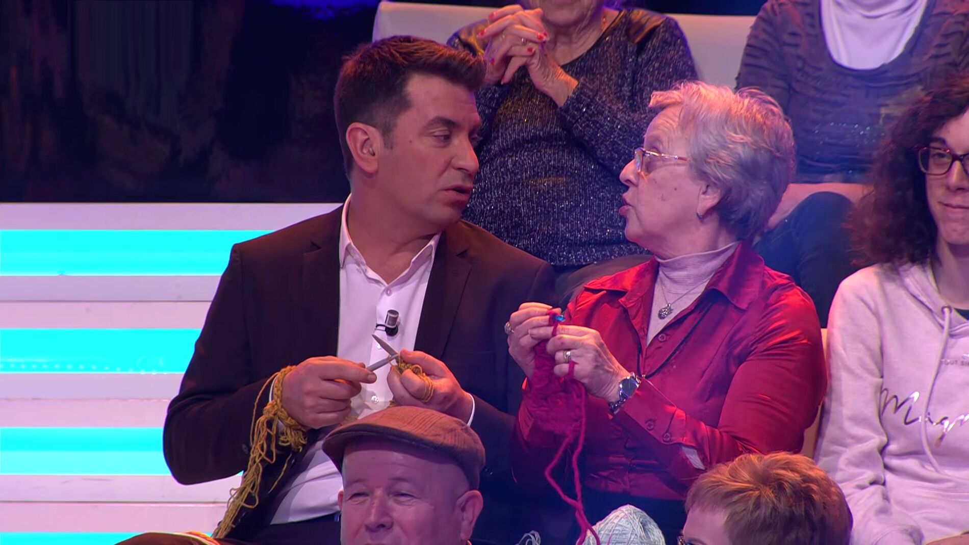 Arturo Valls descubre en '&iexcl;Ahora caigo!' su pasi&oacute;n por el punto y el ganchillo 