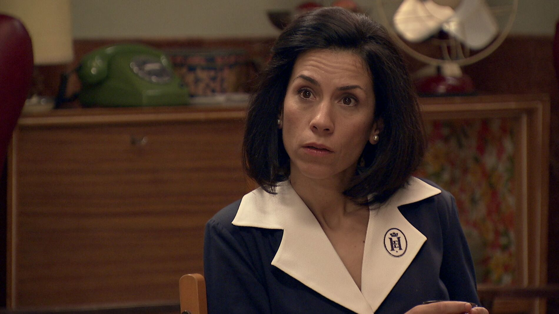 Manolita sigue insistiendo a Marcelino para que acepte a Luisita : "Tu hija te va a dejar de hablar de por vida"