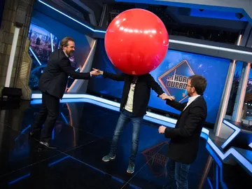 VÍDEO: David Harbour se asombra al ver la magia que esconde la máscara de 'Hellboy' de Jandro en 'El Hormiguero 3.0' VÍDEO: David Harbour se asombra al ver la magia que esconde la máscara de 'Hellboy' de Jandro en 'El Hormiguero 3.0'