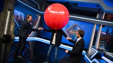 David Harbour se asombra al ver la magia que esconde la máscara de 'Hellboy' de Jandro en 'El Hormiguero 3.0'