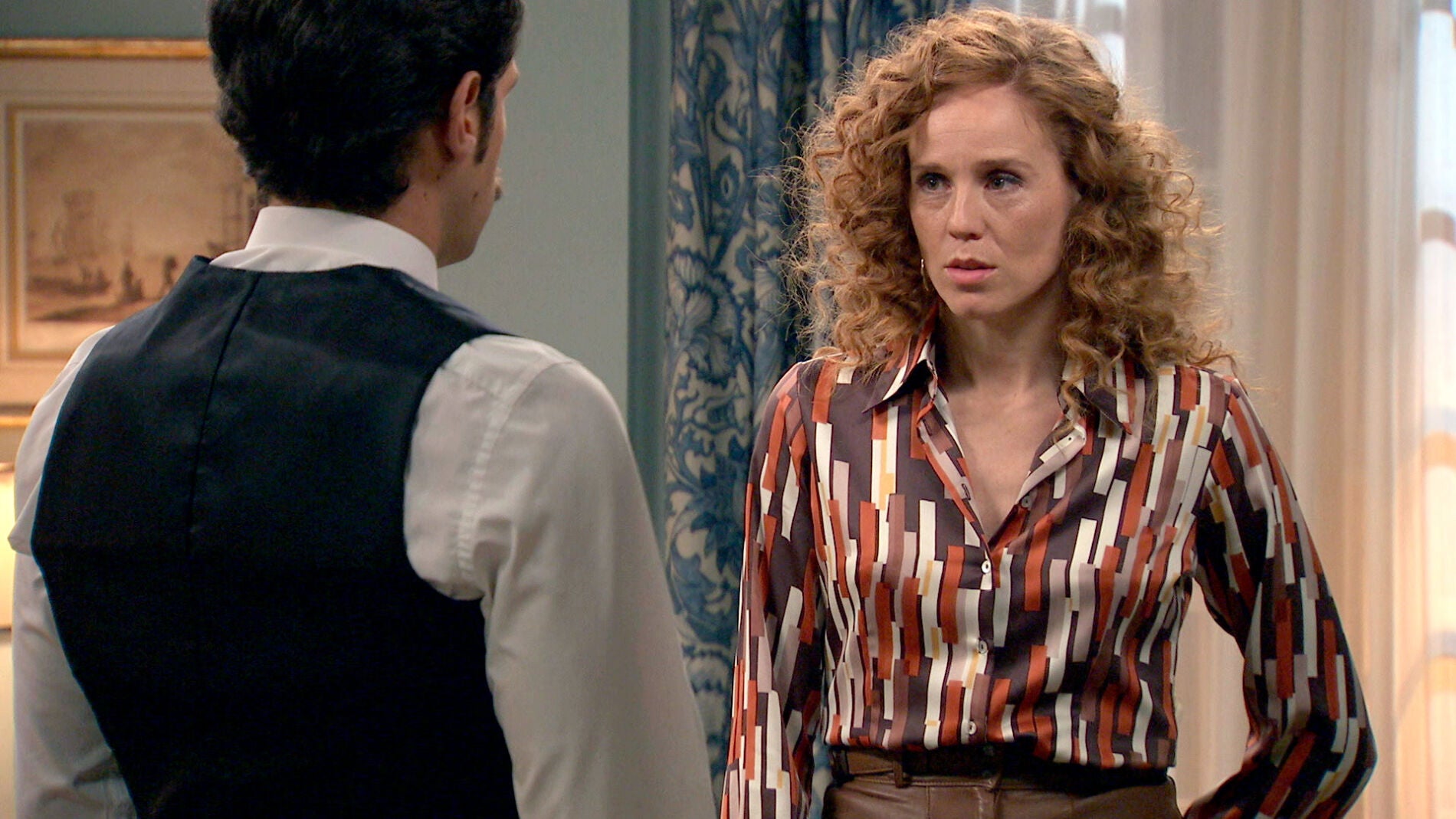 Natalia habla con Carlos del fallecimiento de su hermano y su prometido