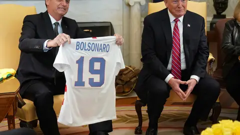 El presidente de EEUU, Donald Trump, recibe una camiseta la selección brasileña durante la reunión con Jair Bolsonaro El presidente de EEUU, Donald Trump, recibe una camiseta la selección brasileña durante la reunión con Jair Bolsonaro