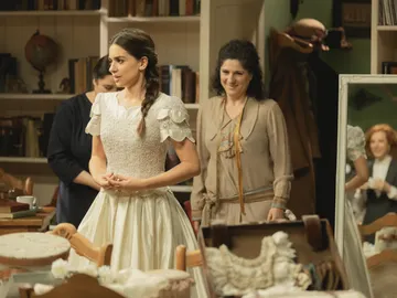 Elsa rompe a llorar al verse vestida de novia Elsa rompe a llorar al verse vestida de novia