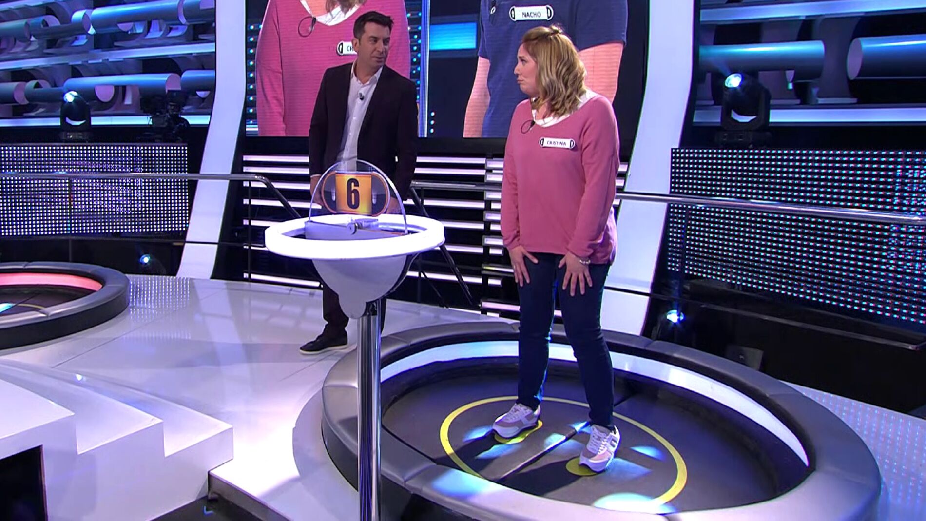 Duelo de imitaciones animales entre Arturo Valls y una concursante antes de caer por la trampilla en '&iexcl;Ahora caigo!'