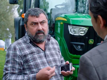 Cristóbal conoce a Epi, un alcalde comunista y friki Cristóbal conoce a Epi, un alcalde comunista y friki