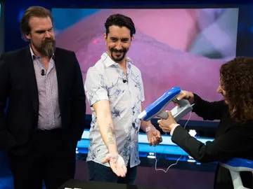 Un invento revolucionario en la medicina: Marron trae a 'El Hormiguero 3.0' una pistola que crea piel artificial Un invento revolucionario en la medicina: Marron trae a 'El Hormiguero 3.0' una pistola que crea piel artificial