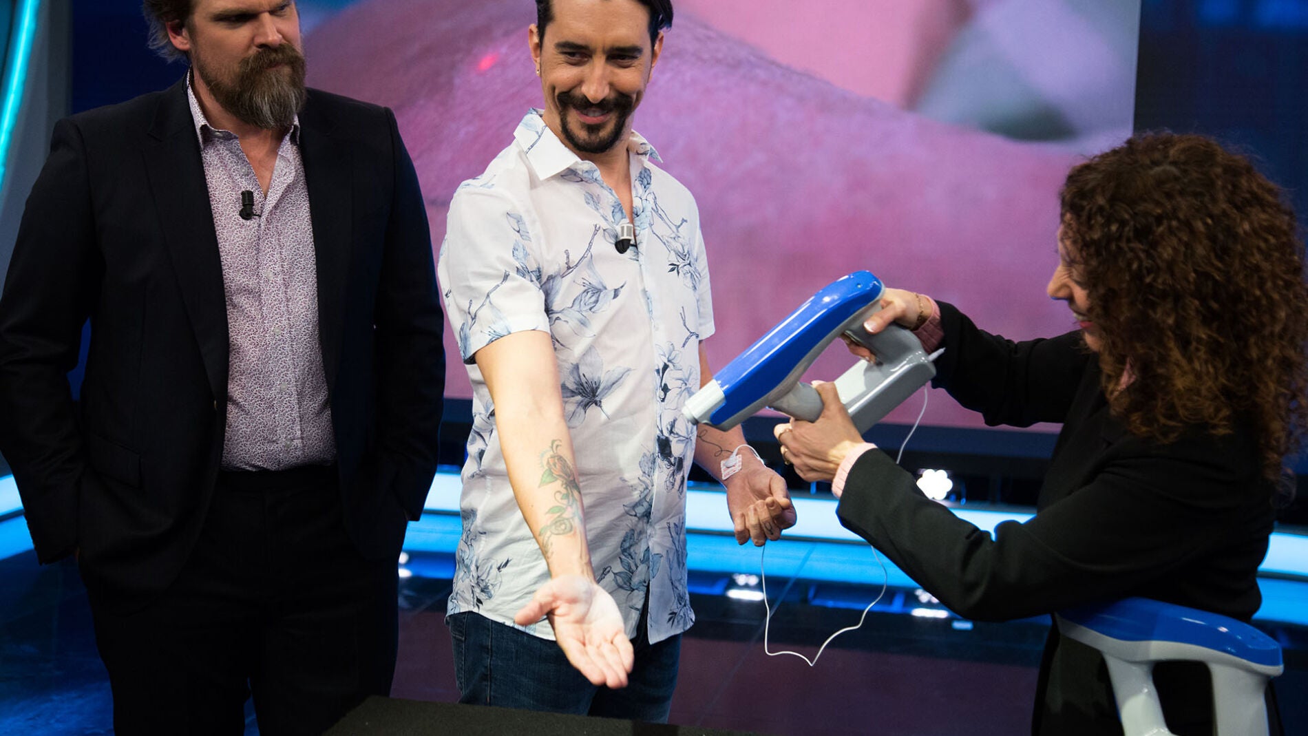 Un invento revolucionario en la medicina: Marron trae a 'El Hormiguero 3.0' una pistola que crea piel artificial