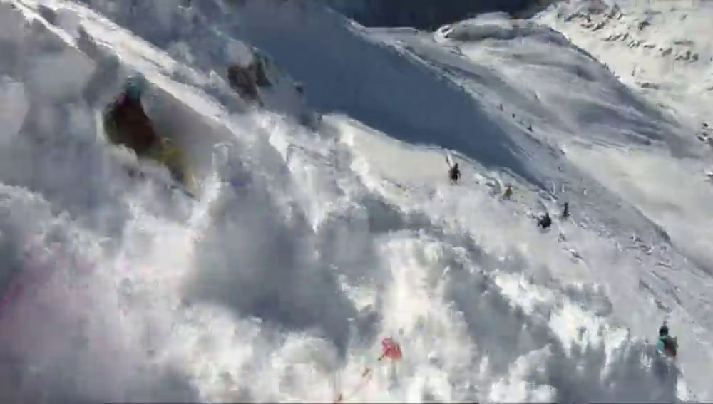 Las impactantes imágenes de un grupo de esquiadores sorprendidos por una avalancha en Austria