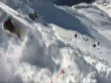 Las impactantes imágenes de un grupo de esquiadores sorprendidos por una avalancha en Austria Las impactantes imágenes de un grupo de esquiadores sorprendidos por una avalancha en Austria