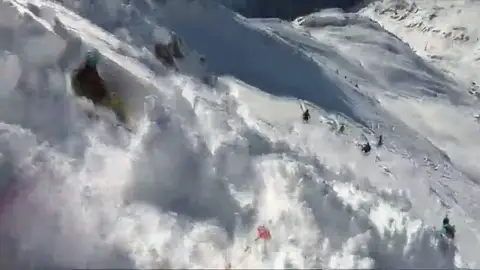Las impactantes imágenes de un grupo de esquiadores sorprendidos por una avalancha en Austria Las impactantes imágenes de un grupo de esquiadores sorprendidos por una avalancha en Austria