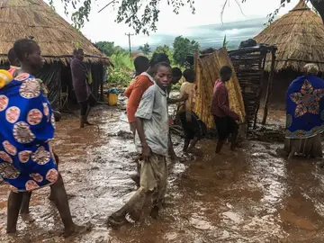 Habitantes de Chiluvi, una aldea del centro de Mozambique, caminan por una calle cubierta de lodo Habitantes de Chiluvi, una aldea del centro de Mozambique, caminan por una calle cubierta de lodo