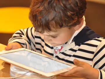 Un niño con una tableta Un niño con una tableta