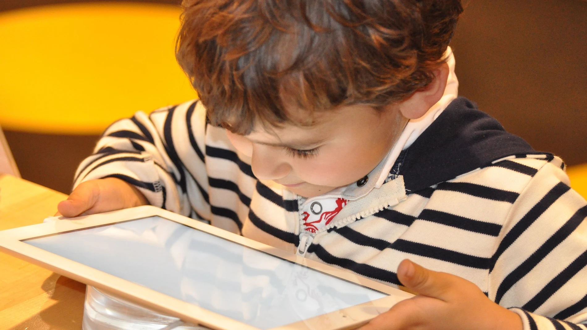 Un niño con una tableta Un niño con una tableta