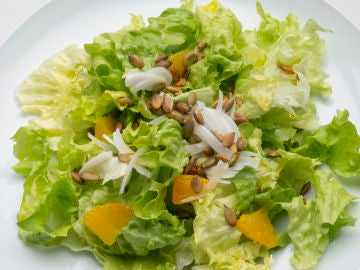 Ensalada de lechuga, naranja y pipas