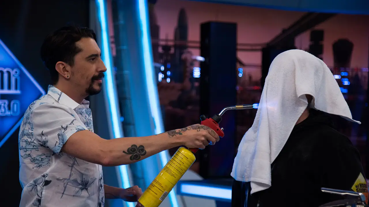 VIDEO - EL HORMIGUERO 3.0: El superpoder de Marron al estilo 'Hellboy': hace ignífugo al cuerpo humano en 'El Hormiguero 3.0'