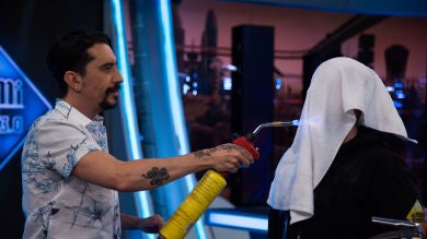 El superpoder de Marron al estilo 'Hellboy': hace ignífugo al cuerpo humano en 'El Hormiguero 3.0'