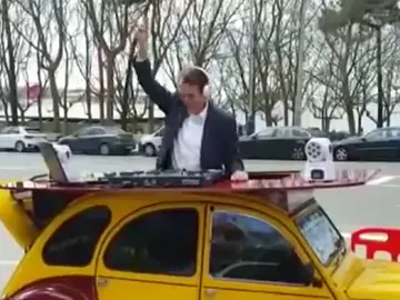 La peculiar forma de hacer campaña de Abel Caballero: se sube a un coche para hacer de DJ La peculiar forma de hacer campaña de Abel Caballero: se sube a un coche para hacer de DJ