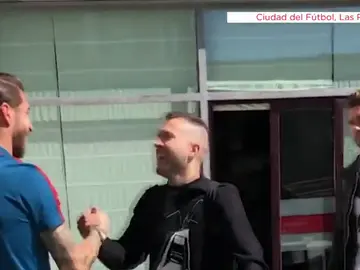 Sergio Ramos ejerce de capitán y recibe a todos sus compañeros Sergio Ramos ejerce de capitán y recibe a todos sus compañeros
