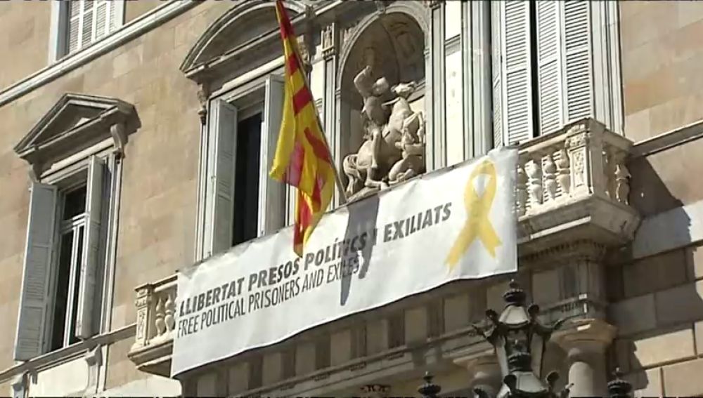 El Defensor del Pueblo catalán recomienda retirar los lazos y esteladas durante el periodo electoral
