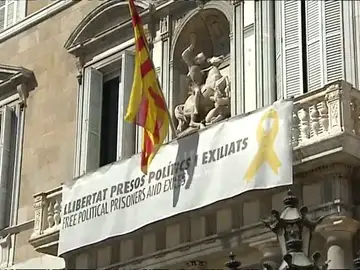 El Defensor del Pueblo catalán recomienda retirar los lazos y esteladas durante el periodo electoral El Defensor del Pueblo catalán recomienda retirar los lazos y esteladas durante el periodo electoral