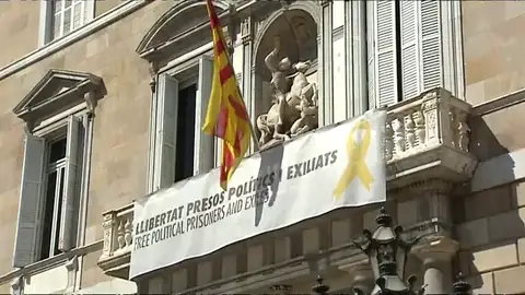 El Defensor del Pueblo catalán recomienda retirar los lazos y esteladas durante el periodo electoral El Defensor del Pueblo catalán recomienda retirar los lazos y esteladas durante el periodo electoral