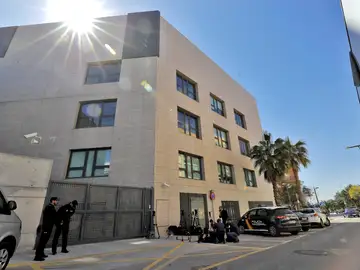 Imagen de este sábado del acceso de vehiculos de los juzgados de Paterna Imagen de este sábado del acceso de vehiculos de los juzgados de Paterna