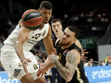 Tavares intenta detener a Mike James Tavares intenta detener a Mike James