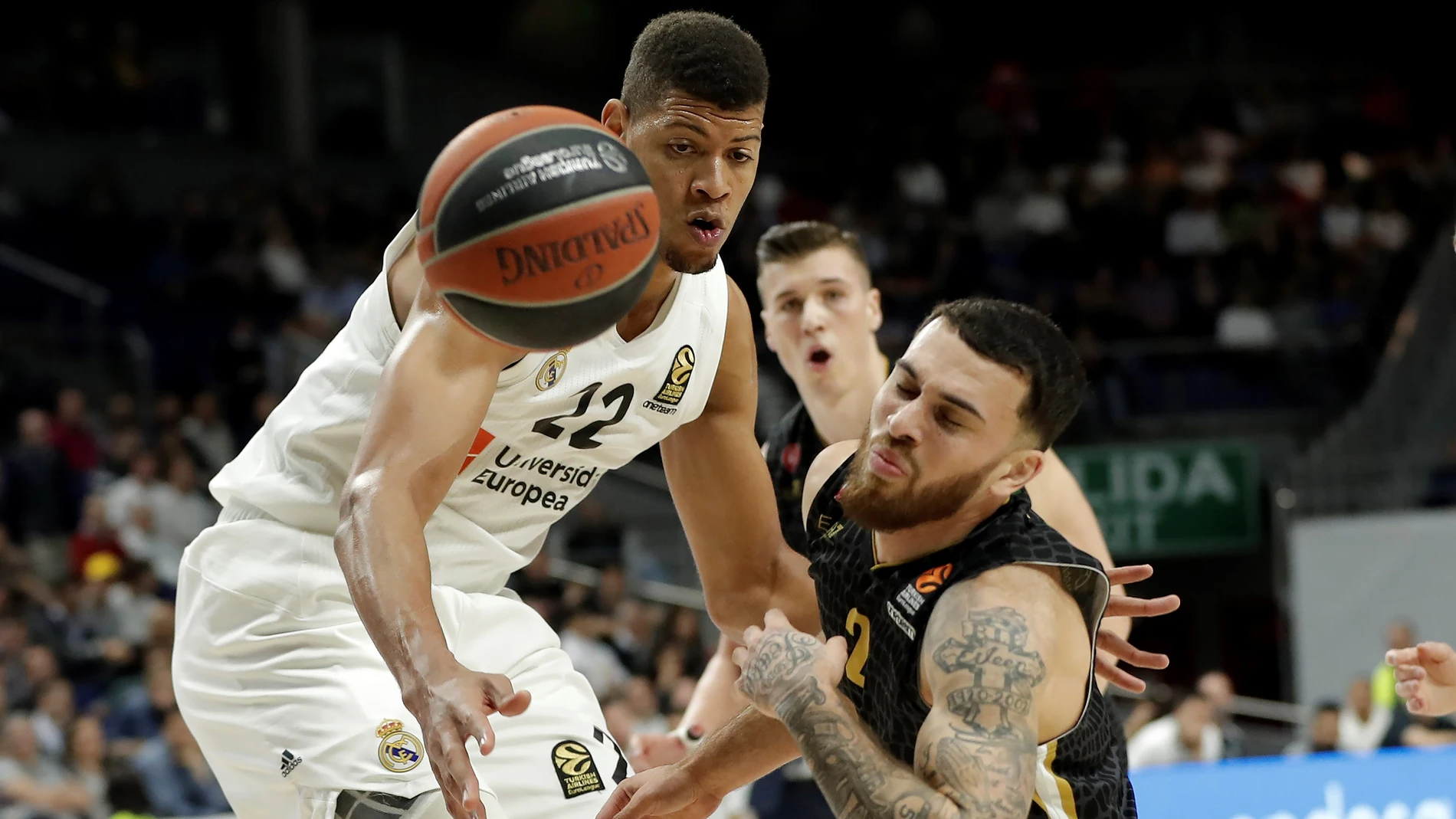 Tavares intenta detener a Mike James Tavares intenta detener a Mike James