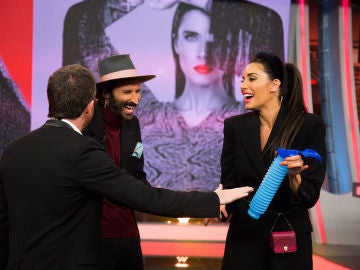 Pilar Rubio sorprende a Leiva en 'El Hormiguero 3.0' con un baño unisex portátil