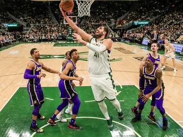 Nikola Mirotic encesta ante la defensa de los Lakers Nikola Mirotic encesta ante la defensa de los Lakers