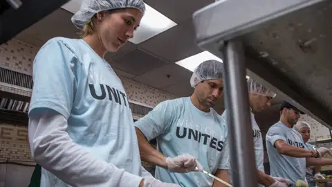 Muguruza y Ferrer, en un comedor social en Miami Muguruza y Ferrer, en un comedor social en Miami
