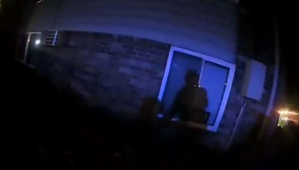 Las imágenes de un policía de Iowa salvando a unos menores que se tiraron por la ventana de un edificio en llamas