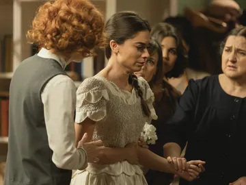 Vídeo: Elsa, rota de dolor en su primera prueba del vestido de novia Vídeo: Elsa, rota de dolor en su primera prueba del vestido de novia