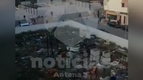 La Policía Nacional de Ronda dispara al aire para disolver a los familiares de unos detenidos por tráfico de drogas La Policía Nacional de Ronda dispara al aire para disolver a los familiares de unos detenidos por tráfico de drogas