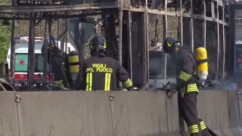 Secuestran un autobús escolar lleno de niños en Italia y lo prenden fuego para protestar por la muerte de migrantes en el Mediterráneo Secuestran un autobús escolar lleno de niños en Italia y lo prenden fuego para protestar por la muerte de migrantes en el Mediterráneo